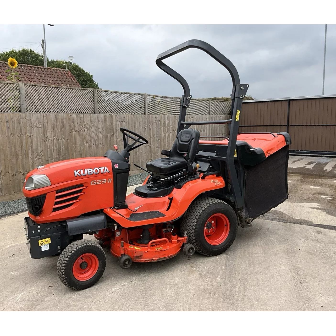 2017 KUBOTA G23 DIESEL RIDE ON LAWN MOWER